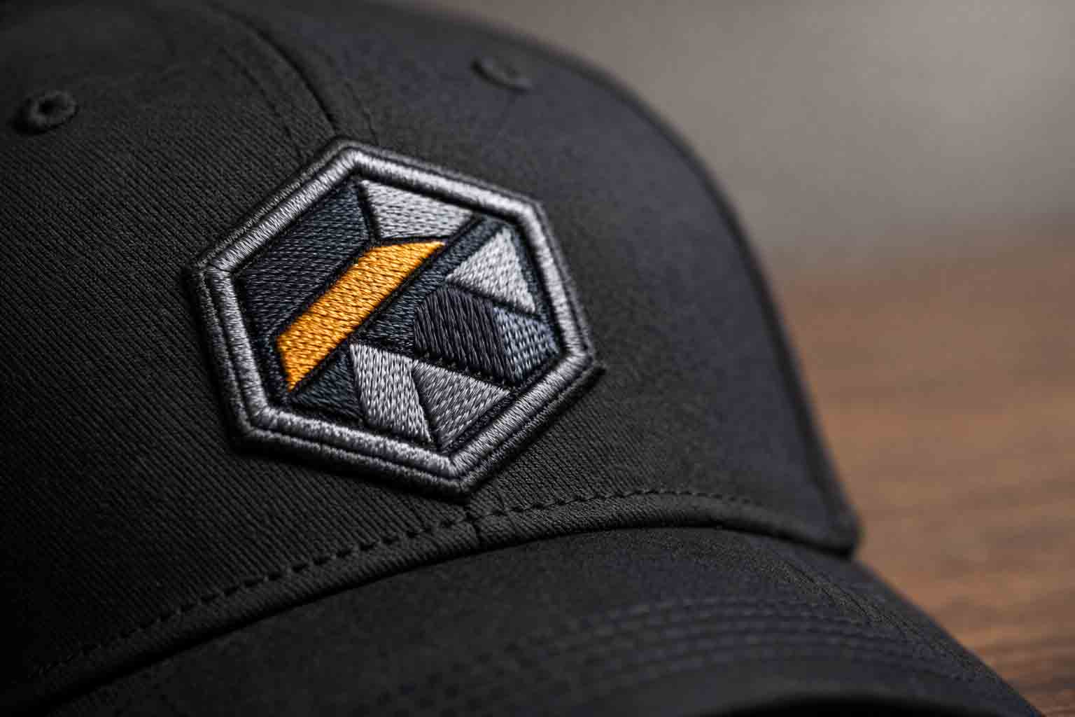 Close-up detail van geborduurd logo op een cap