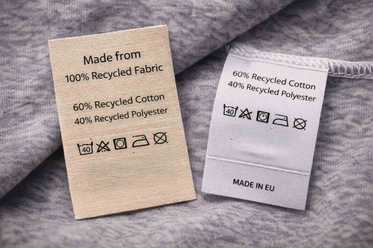 Close-up van een duurzaam kledinglabel met gerecycled materiaal en duidelijke care info