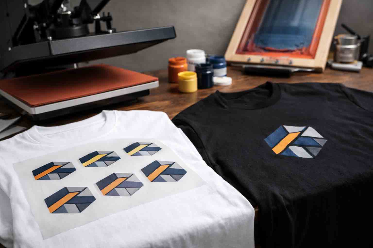 Werkplaats met textielbedrukking: DTF-transfer en zeefdruk op shirts, zonder tekst