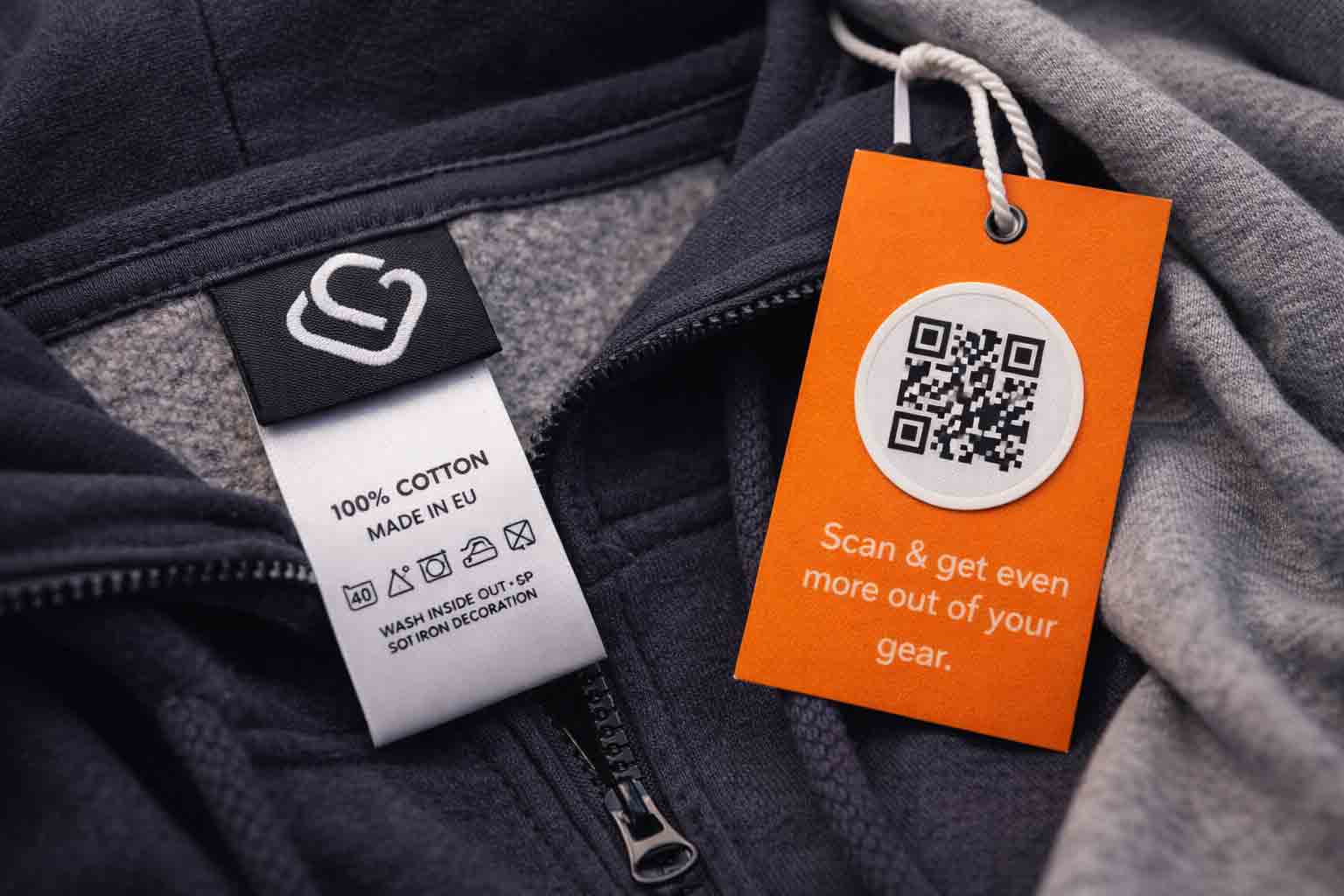 Close-up van verschillende kledinglabels: geweven label, care label en hangtag