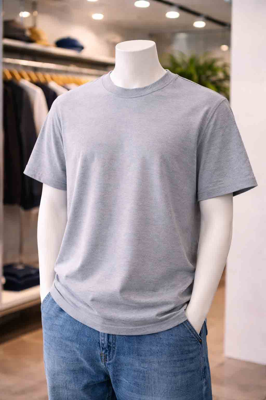 Close-up van regular fit T-shirt met klassieke pasvorm en natuurlijke schouderlijn in moderne showroom zonder branding