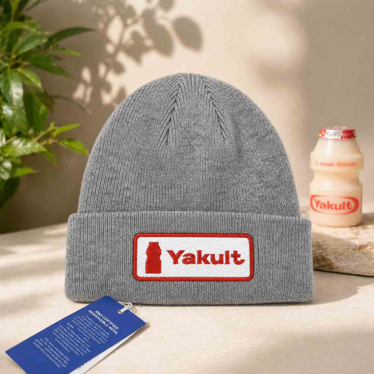 yakult muts beanie grijs met borduring