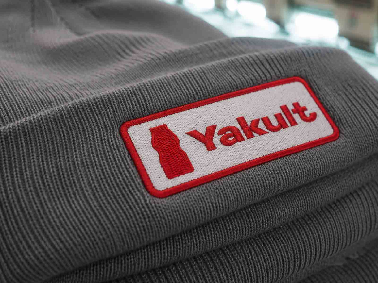 geborduurde muts van yakult grijs met patch