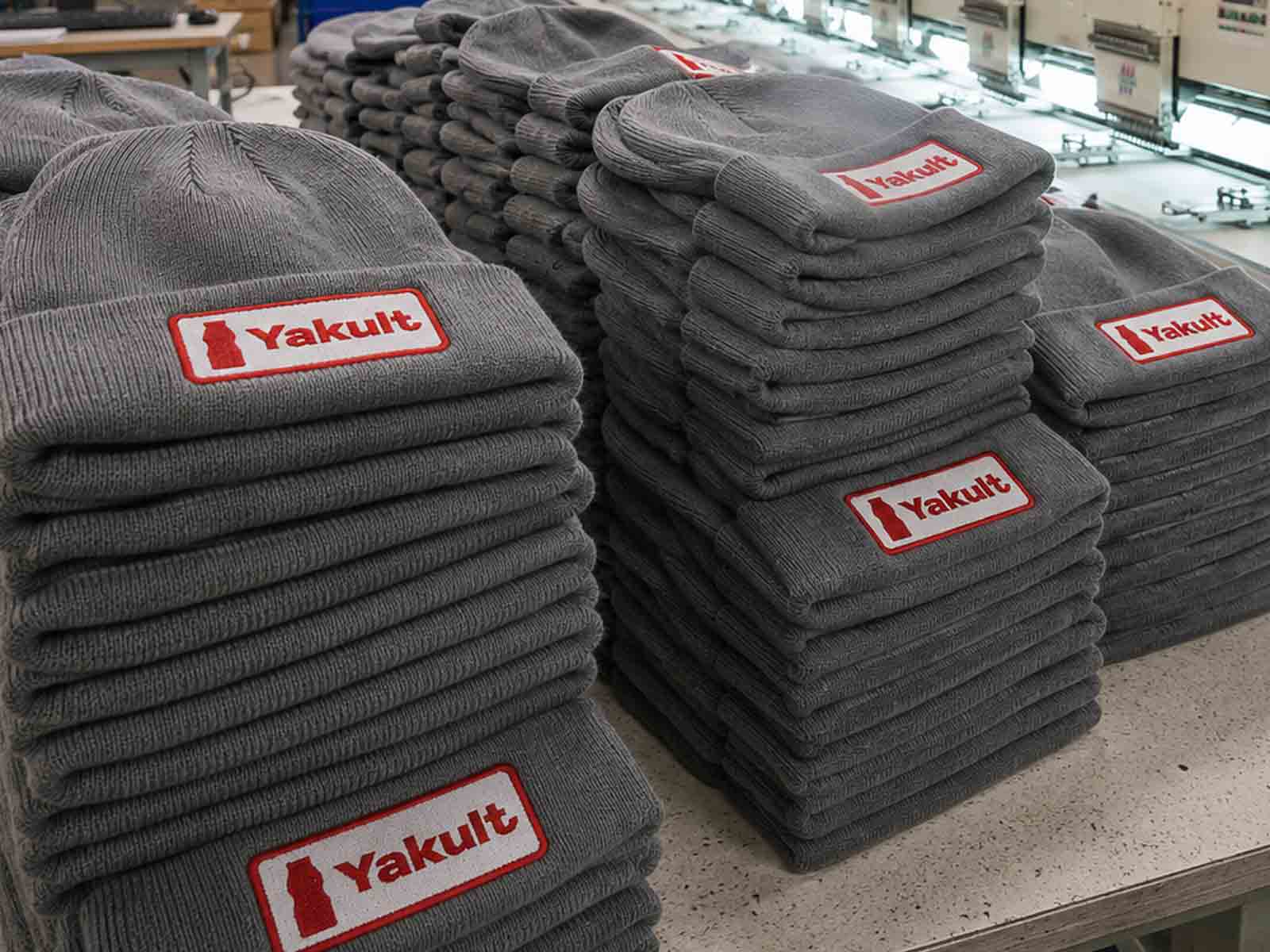 yakult mutsen geborduurd